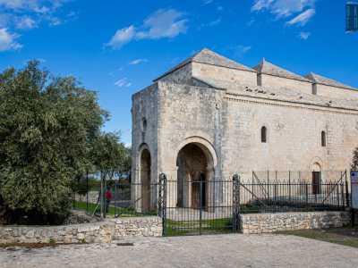 ...si erge una recinzione in ferro che racchiude la nostra chiesa